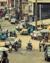 Une rue animée de Bessengue, à Douala.